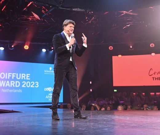 presentator loopt over podium
