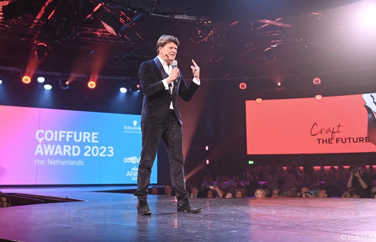 presentator loopt over podium